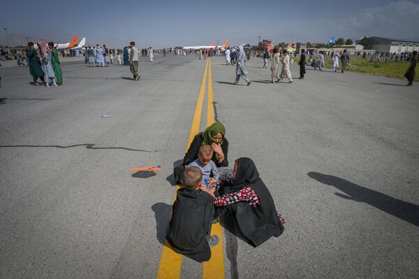Người Afghan trên đường băng ở sân bay Kabul - Sputnik Việt Nam
