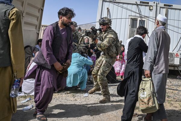 Lính Mỹ nhắm súng vào người Afghan tại sân bay Kabul - Sputnik Việt Nam