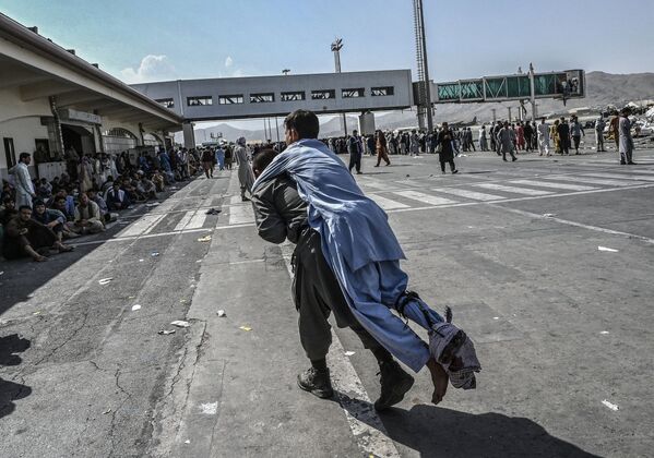 Tình nguyện viên với một người Afghan bị thương ở sân bay Kabul - Sputnik Việt Nam