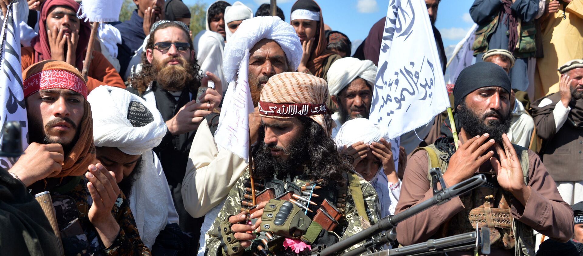 Các chiến binh Taliban Afghanistan và dân làng tham dự một cuộc tụ họp khi họ ăn mừng thỏa thuận hòa bình và chiến thắng của họ trong cuộc xung đột Afghanistan với Mỹ ở Afghanistan, tại huyện Alingar của tỉnh Laghman vào ngày 2 tháng 3 năm 2020 - Sputnik Việt Nam, 1920, 17.08.2021