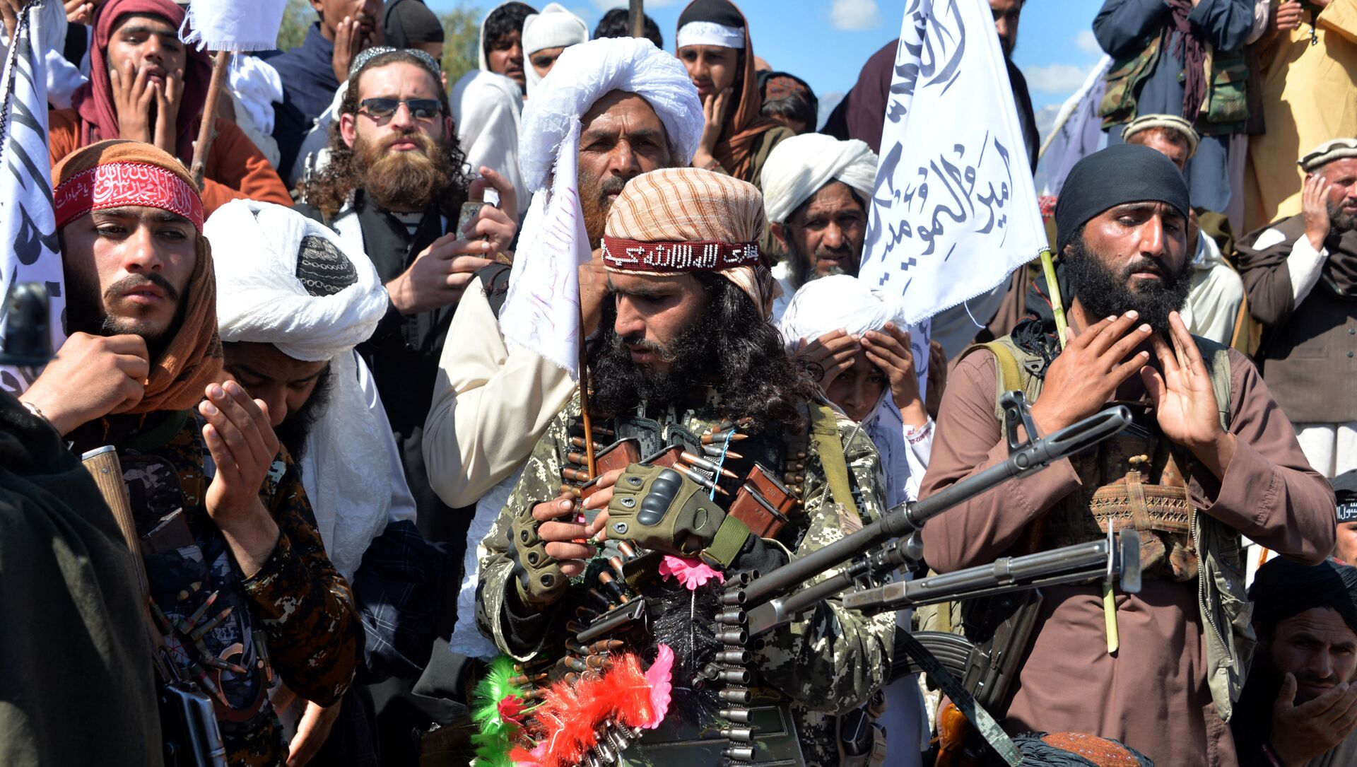 Các chiến binh Taliban Afghanistan và dân làng tham dự một cuộc tụ họp khi họ ăn mừng thỏa thuận hòa bình và chiến thắng của họ trong cuộc xung đột Afghanistan với Mỹ ở Afghanistan, tại huyện Alingar của tỉnh Laghman vào ngày 2 tháng 3 năm 2020 - Sputnik Việt Nam, 1920, 20.08.2021