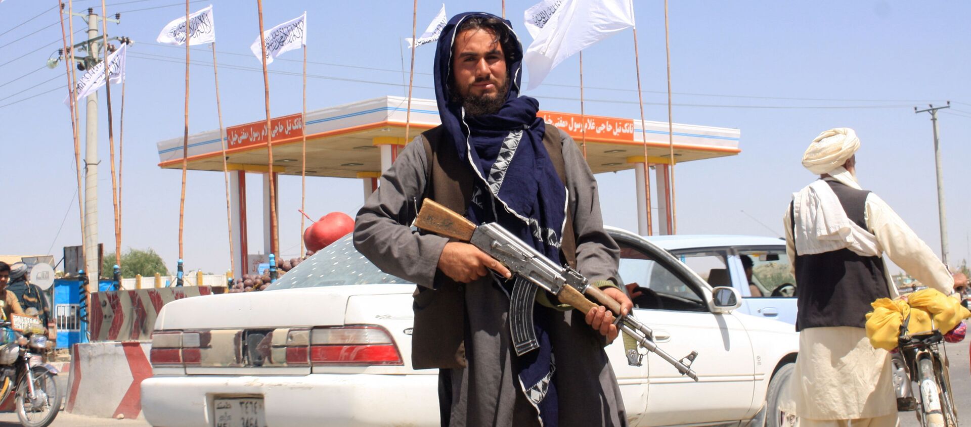 Một chiến binh Taliban đứng nhìn khi anh ta đứng tại thành phố Ghazni, Afghanistan ngày 14 tháng 8 năm 2021. - Sputnik Việt Nam, 1920, 17.08.2021