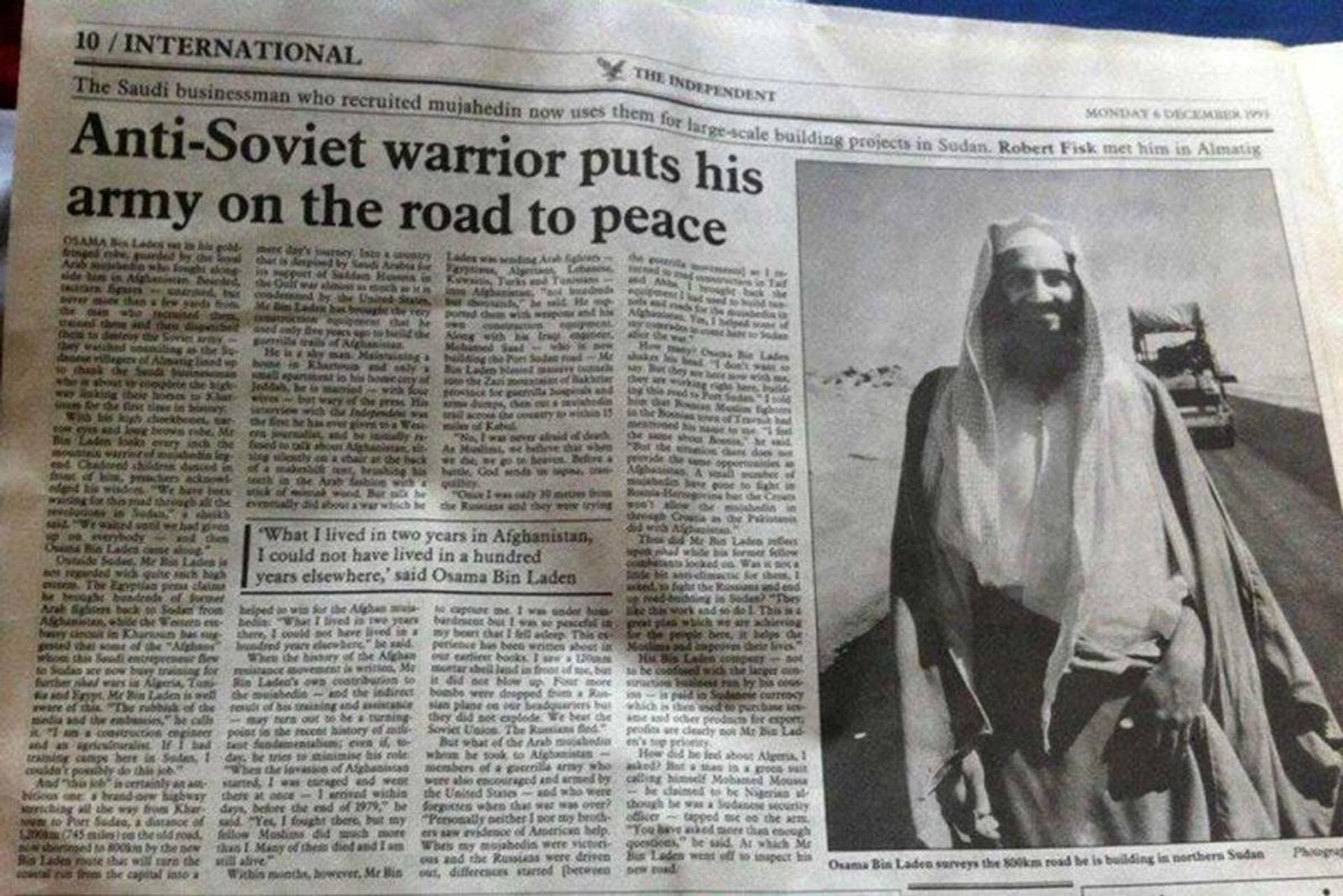 Tờ báo Anh “The Independent” năm 1986 còn đăng ảnh Bin Laden kèm theo một bài bình luận nhan đề “Anti Soviet warrior puts his army on the road to peace” (Chiến binh chống Liên Xô đưa quân đội của mình lên đường đến hòa bình). - Sputnik Việt Nam, 1920, 05.10.2021