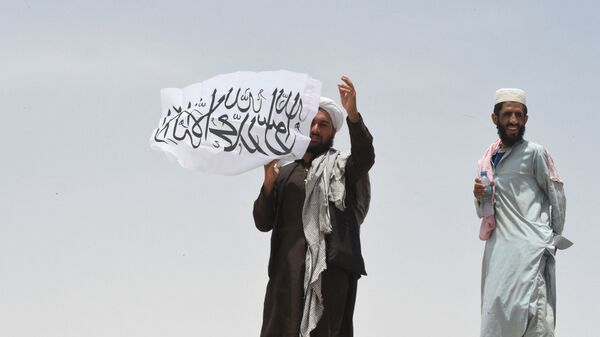 Người đàn ông cầm cờ Taliban * - Sputnik Việt Nam