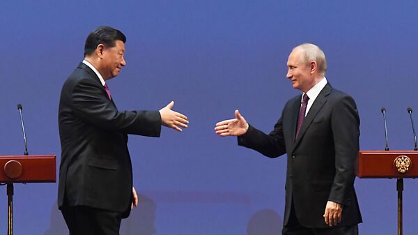 Chủ tịch Trung Quốc Tập Cận Bình và Tổng thống Nga Vladimir Putin tại buổi dạ tiệc kỷ niệm 70 năm thiết lập quan hệ ngoại giao giữa Nga và Trung Quốc - Sputnik Việt Nam
