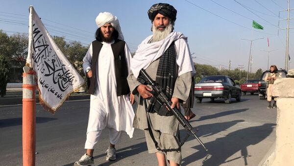 Chiến binh Taliban * với súng trường M16 của Mỹ ở Kabul - Sputnik Việt Nam