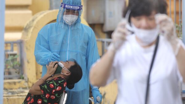 Nhân viên y tế lấy mẫu cho người dân phường Phan Chu Trinh, quận Hoàn Kiếm chiều 18/8/2021. - Sputnik Việt Nam