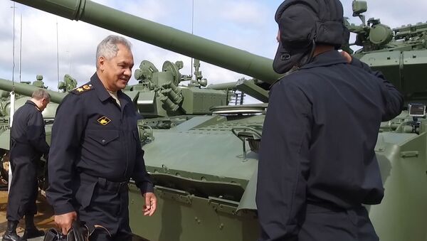 Bộ trưởng Quốc phòng Nga Sergei Shoigu trên xe tăng T-80 - Sputnik Việt Nam