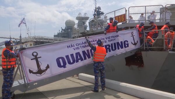 Các chiến hạm của Hải quân Việt Nam được chào đón long trọng tại bến tàu của Hạm đội Thái Bình Dương trong khuôn khổ cuộc thi Cúp Biển - Sputnik Việt Nam