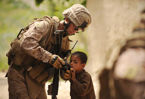 Trung úy thủy quân lục chiến Mỹ cho một cậu bé Afghanistan ở Musa Kala xem bức ảnh trên máy ảnh kỹ thuật số - Sputnik Việt Nam