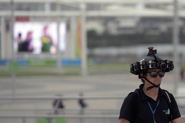 Người đàn ông đội mũ bảo hiểm có camera 360 tại Công viên Olympic trước Thế vận hội Olympic ở Rio de Janeiro, Brazil - Sputnik Việt Nam