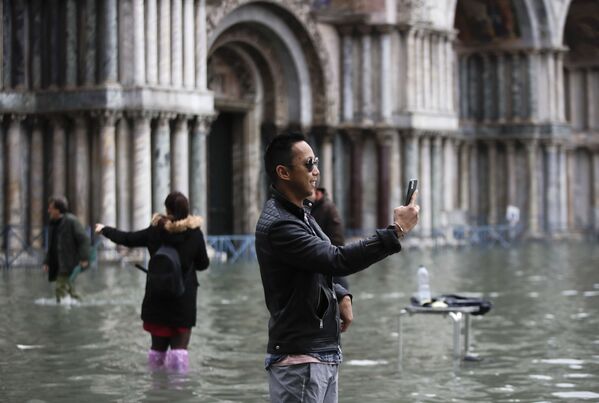 Du khách chụp ảnh ở Quảng trường Thánh Mark ngập nước ở Venice - Sputnik Việt Nam