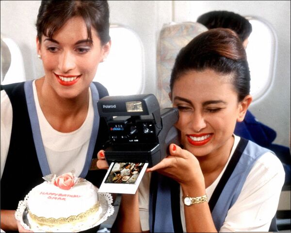 Nữ tiếp viên hàng không Các Tiểu vương quốc Ả Rập Thống nhất chụp ảnh sinh nhật trẻ em trong chuyến bay - Sputnik Việt Nam
