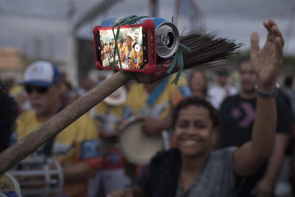 Thành viên của nhóm nhạc samba biến chổi, lon bia và dây chun thành gậy chụp ảnh selfie trong Ngày Samba ở Rio de Janeiro, Brazil. - Sputnik Việt Nam