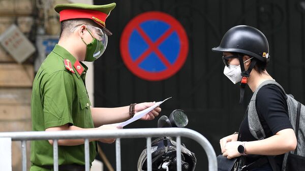 Cảnh sát kiểm tra giấy tờ - Sputnik Việt Nam