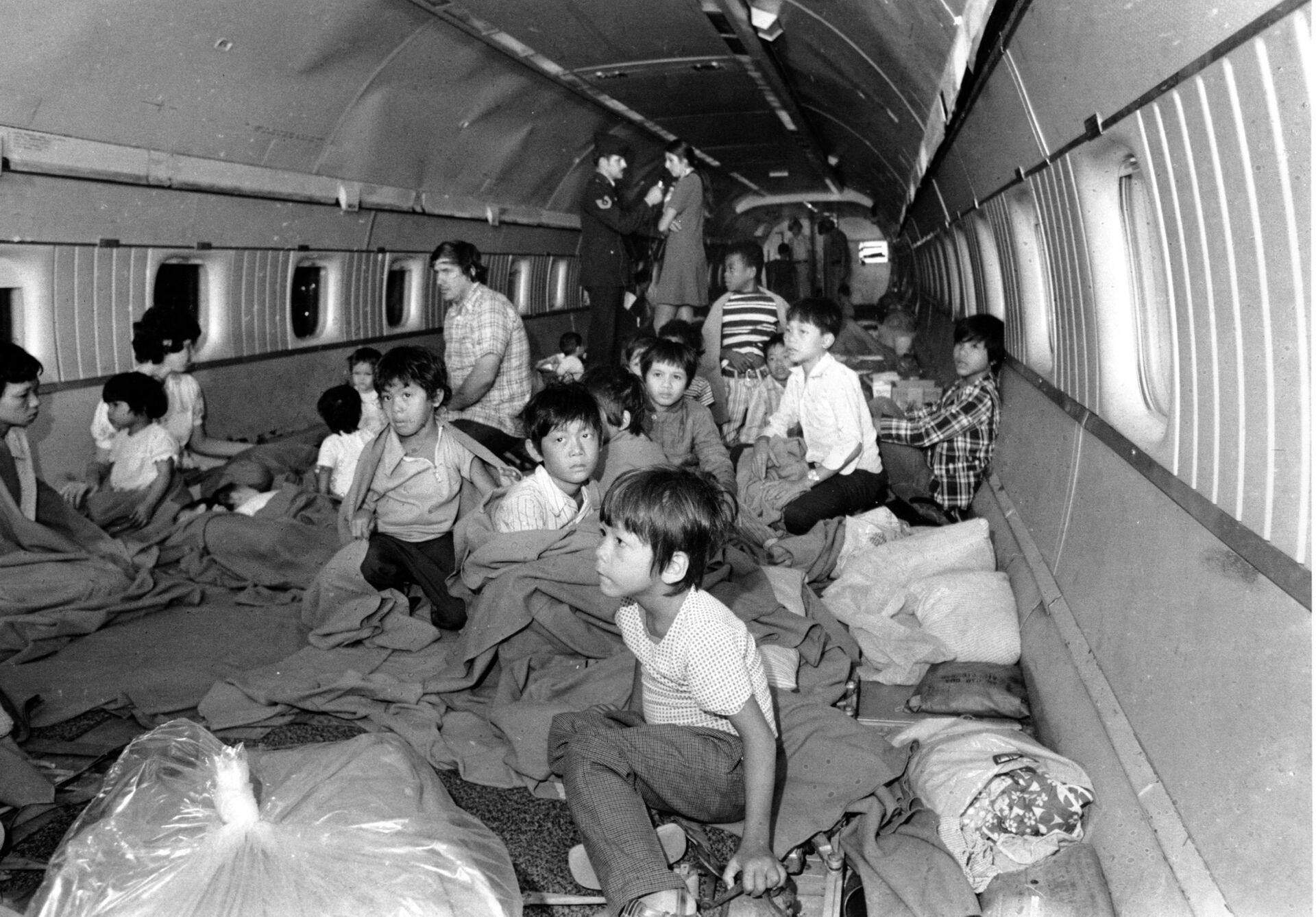 Trẻ mồ côi Việt Nam tỏng khoang máy bay World Airway DC8, ngày 3 tháng 4 năm 1975 - Sputnik Việt Nam, 1920, 05.10.2021