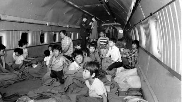 Trẻ mồ côi Việt Nam tỏng khoang máy bay World Airway DC8, ngày 3 tháng 4 năm 1975 - Sputnik Việt Nam
