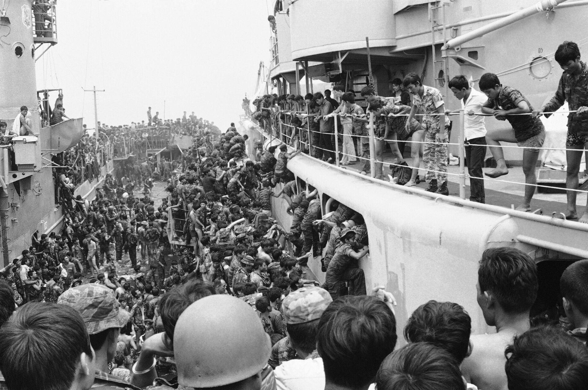 Thủy quân lục chiến miền Nam Việt Nam di tản khỏi Đà Nẵng, 1975 - Sputnik Việt Nam, 1920, 05.10.2021