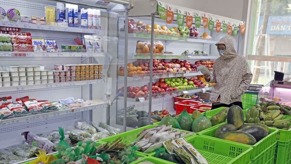Khách hàng mua sắm tại siêu thị Hapro food Khâm Thiên. - Sputnik Việt Nam