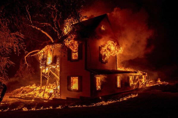 Ngôi nhà bị lửa thiêu ở Janesville, bang California - Sputnik Việt Nam