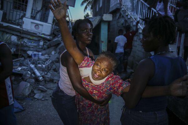 Người thân của cô bé thiệt mạng trong trận động đất ở Haiti - Sputnik Việt Nam