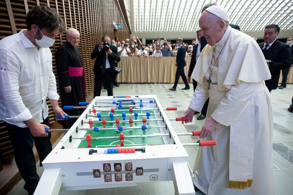 Giáo hoàng Phanxicô chơi bi lắc ở Vatican - Sputnik Việt Nam