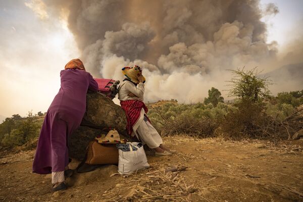 Các phụ nữ và vật dụng trên con đường núi trong vụ cháy rừng ở miền bắc Maroc - Sputnik Việt Nam