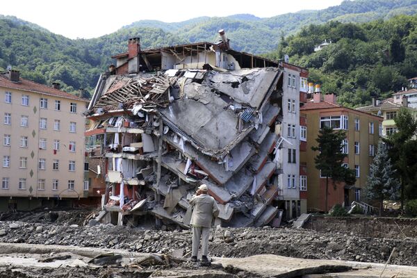 Tòa nhà bị lũ lụt phá hủy ở thành phố Bozkurt, tỉnh Kastamonu, Thổ Nhĩ Kỳ - Sputnik Việt Nam