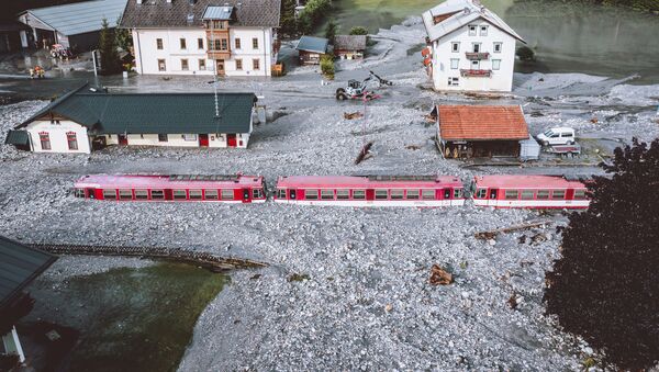 Đoàn tàu mắc kẹt sau lũ lụt ở Wald im Pinzgau gần Salzburg, Áo - Sputnik Việt Nam