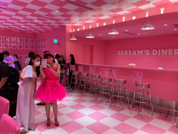 Chụp ảnh tại quán Scream's Diner trong Bảo tàng Kem ở Singapore - Sputnik Việt Nam