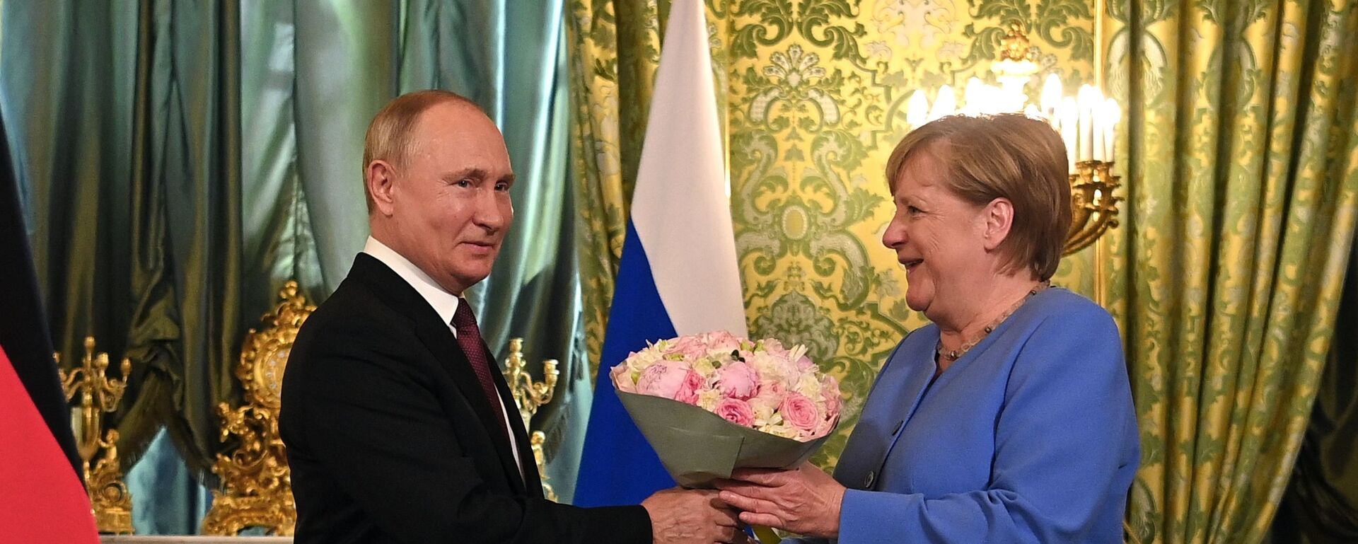 Vladimir Putin tặng Thủ tướng Đức Angela Merkel một bó hoa - Sputnik Việt Nam, 1920, 11.11.2021