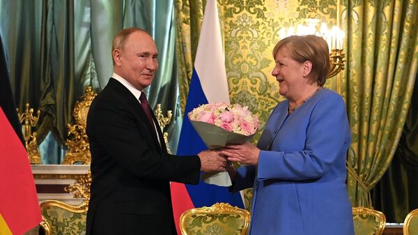 Vladimir Putin tặng Thủ tướng Đức Angela Merkel một bó hoa - Sputnik Việt Nam
