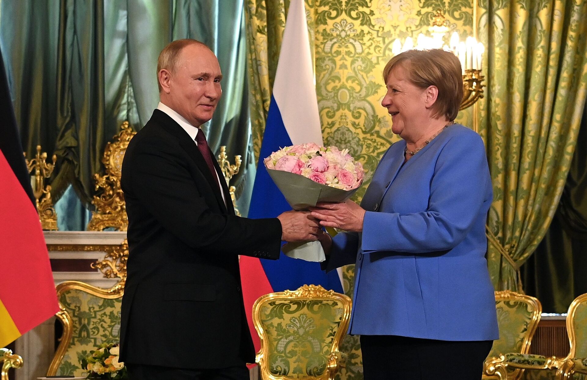 Vladimir Putin tặng Thủ tướng Đức Angela Merkel một bó hoa - Sputnik Việt Nam, 1920, 05.10.2021