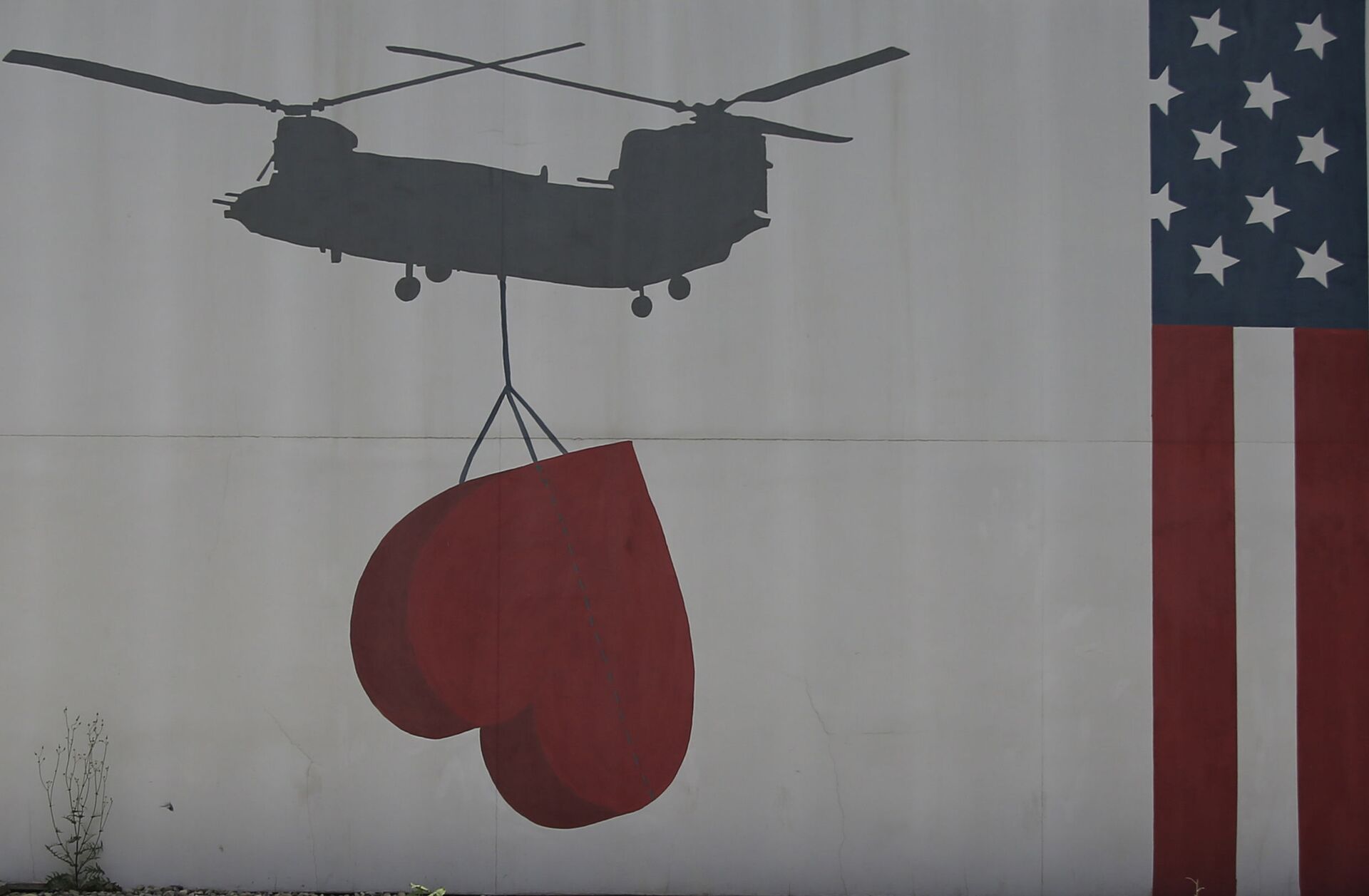 Quốc kỳ Hoa Kỳ được sơn trên tường tại Đại sứ quán Hợp chủng quốc Hoa Kỳ ở Kabul, Afghanistan, Thứ Sáu, Tháng Bảy. Ngày 30 năm 2021. - Sputnik Việt Nam, 1920, 05.10.2021