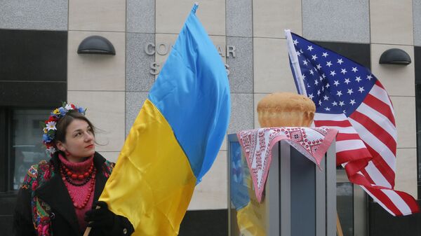 Cô gái với lá cờ Ukraina trước Đại sứ quán Hoa Kỳ ở Kiev - Sputnik Việt Nam