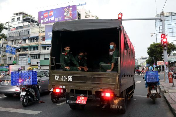 Xe tải chở bộ đội tại TP Hồ Chí Minh   - Sputnik Việt Nam