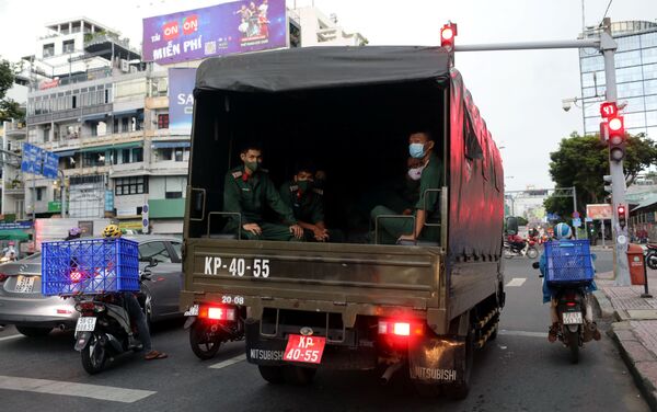 Xe tải chở bộ đội tại TP Hồ Chí Minh   - Sputnik Việt Nam