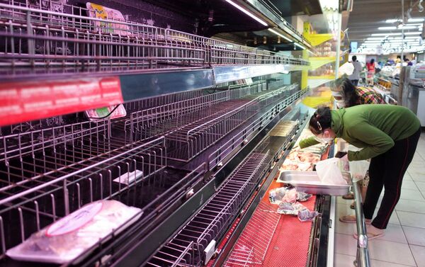 Tìm kiếm thực phẩm trên các kệ trống rỗng của một cửa hàng ở TP Hồ Chí Minh - Sputnik Việt Nam