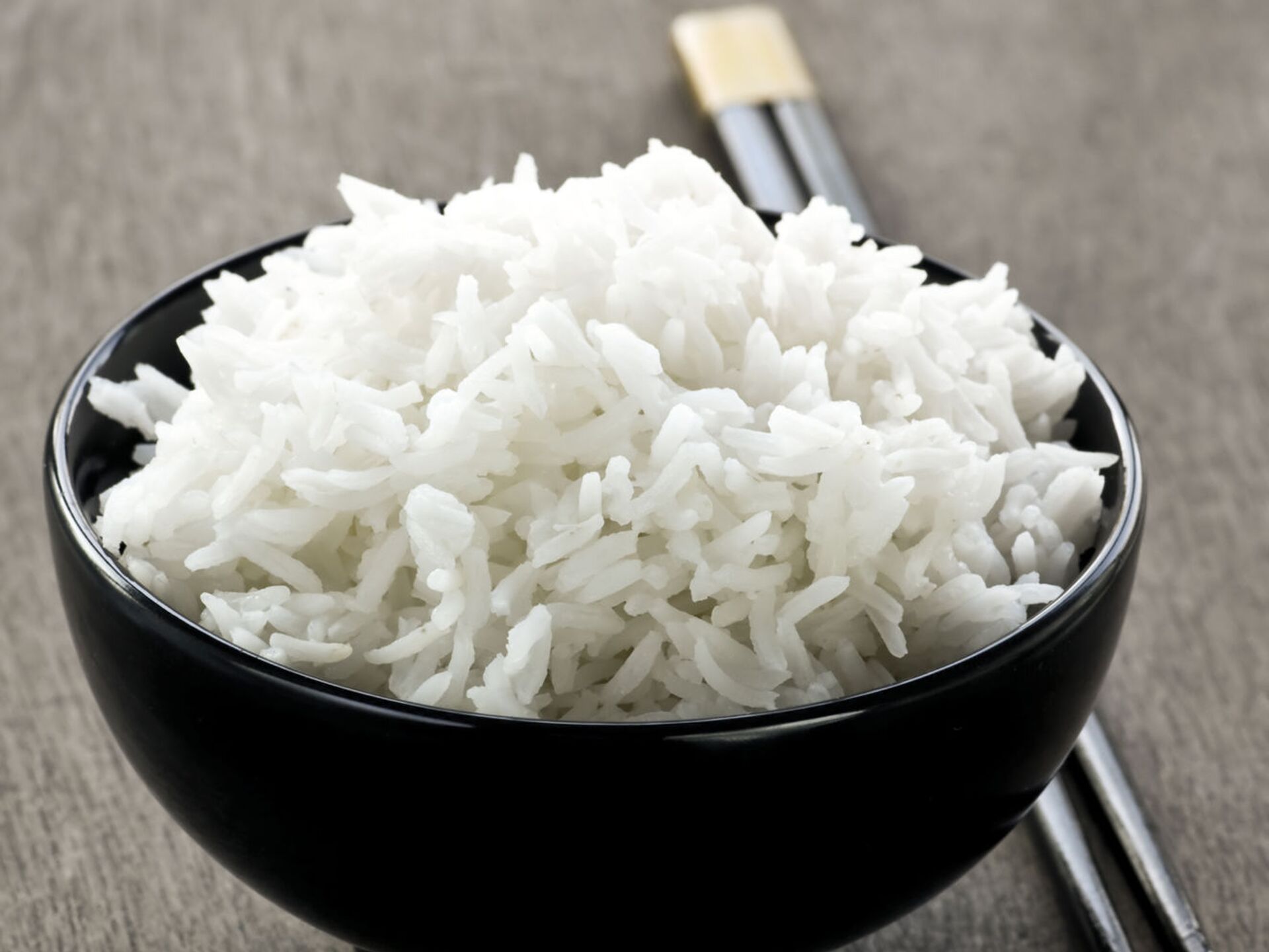 Рис с подсолнечным маслом. Белый рис. Рис отварной. Рис вареный. Рис на белом фоне.