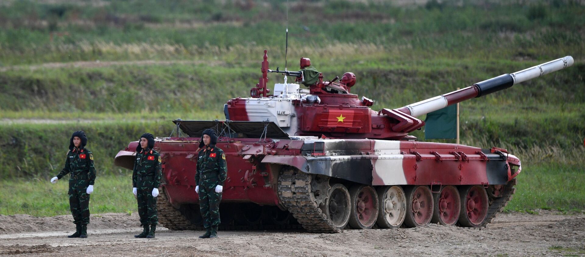 Kíp xe tăng T-72B3 quân đội Việt Nam trước giờ thi đấu tại cuộc thi quốc tế «Tank Biathlon-2021» tại thao trường Alabino, ngoại ô Moskva - Sputnik Việt Nam, 1920, 24.08.2021