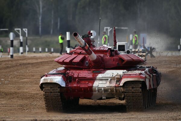 Kíp xe tăng T-72B3 quân đội Việt Nam trước giờ thi đấu tại cuộc thi quốc tế «Tank Biathlon-2021» tại thao trường Alabino, ngoại ô Moskva - Sputnik Việt Nam