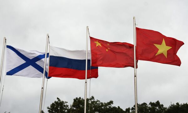 Lá cờ Andreevsky và các quốc kỳ Nga, Trung Quốc và Việt Nam (từ trái sang phải) trong lễ khai mạc Hội thao quân sự quốc tế Army Games 2021 tại Vladivostok - Sputnik Việt Nam