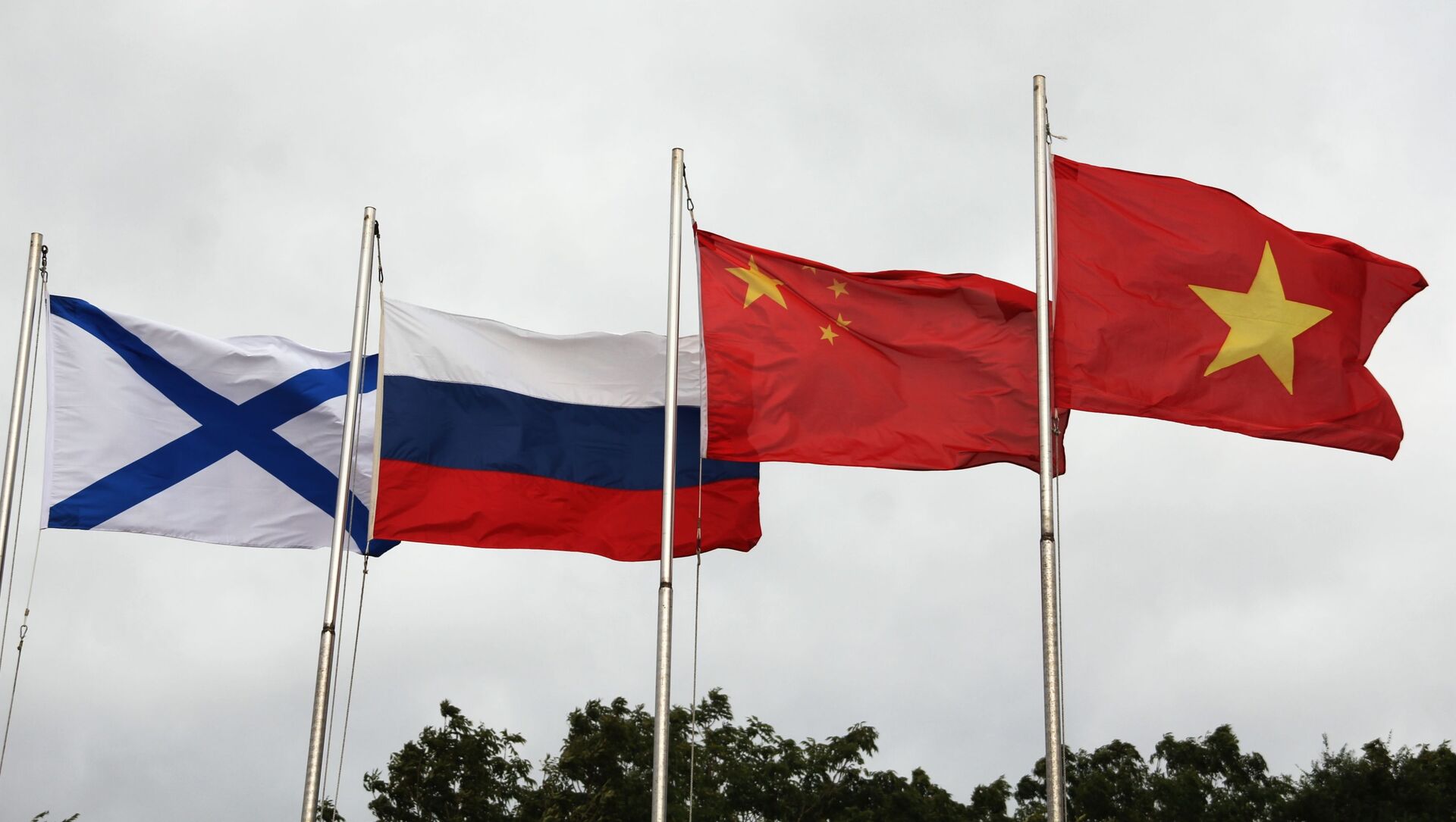 Lá cờ Andreevsky và các quốc kỳ Nga, Trung Quốc và Việt Nam (từ trái sang phải) trong lễ khai mạc Hội thao quân sự quốc tế Army Games 2021 tại Vladivostok - Sputnik Việt Nam, 1920, 26.08.2021