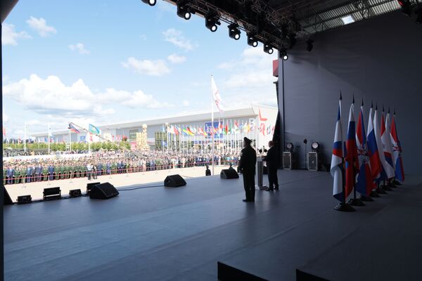 Tổng thống Nga Vladimir Putin tham dự lễ khai mạc Diễn đàn kỹ thuật-quân sự quốc tế ARMY-2021 và Hội thao quân sự quốc tế tại công viên quân sự-yêu nước Patriot ở Kubinka, ngoại ô Moskva. - Sputnik Việt Nam