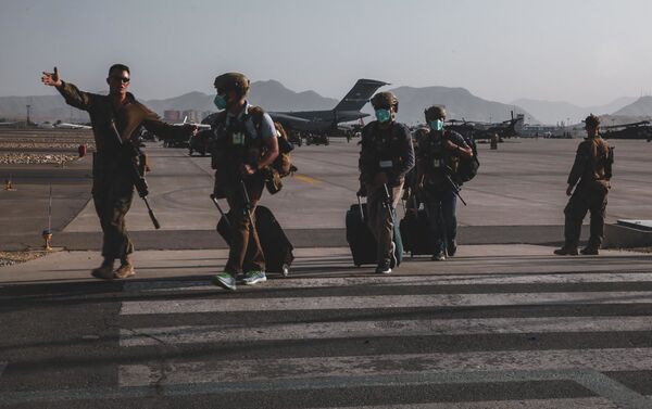 Một lính thủy đánh bộ thuộc Hải đội Viễn chinh Thủy quân lục chiến số 24 tháp tùng các nhân viên Bộ Ngoại giao chuẩn bị sơ tán tại Sân bay Quốc tế Hamid Karzai ở Kabul, Afghanistan. - Sputnik Việt Nam