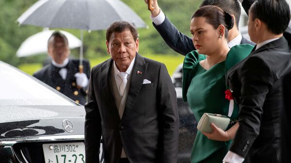 Tổng thống Rodrigo Duterte và con gái Sara đến dự lễ đăng quang của Nhật hoàng Naruhito ở Nhật Bản. - Sputnik Việt Nam