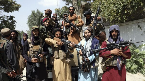 Các chiến binh Taliban chụp ảnh ở Kabul, Afghanistan, Thứ Năm, ngày 19 tháng 8 năm 2021 - Sputnik Việt Nam