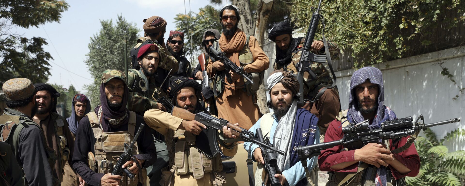 Các chiến binh Taliban chụp ảnh ở Kabul, Afghanistan, Thứ Năm, ngày 19 tháng 8 năm 2021 - Sputnik Việt Nam, 1920, 31.08.2021