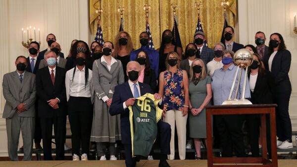 Biden gây cười vì quỳ gối trước các nữ cầu thủ bóng rổ  - Sputnik Việt Nam