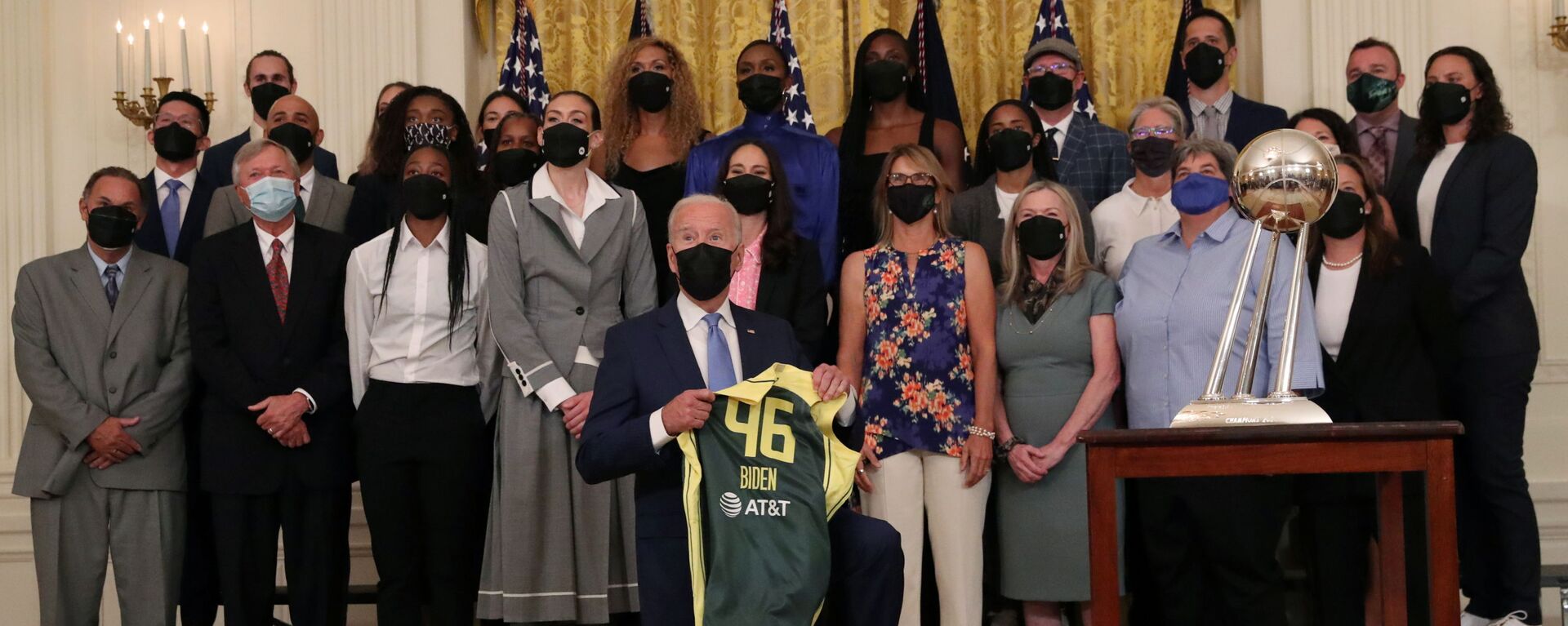 Biden gây cười vì quỳ gối trước các nữ cầu thủ bóng rổ  - Sputnik Việt Nam, 1920, 24.08.2021